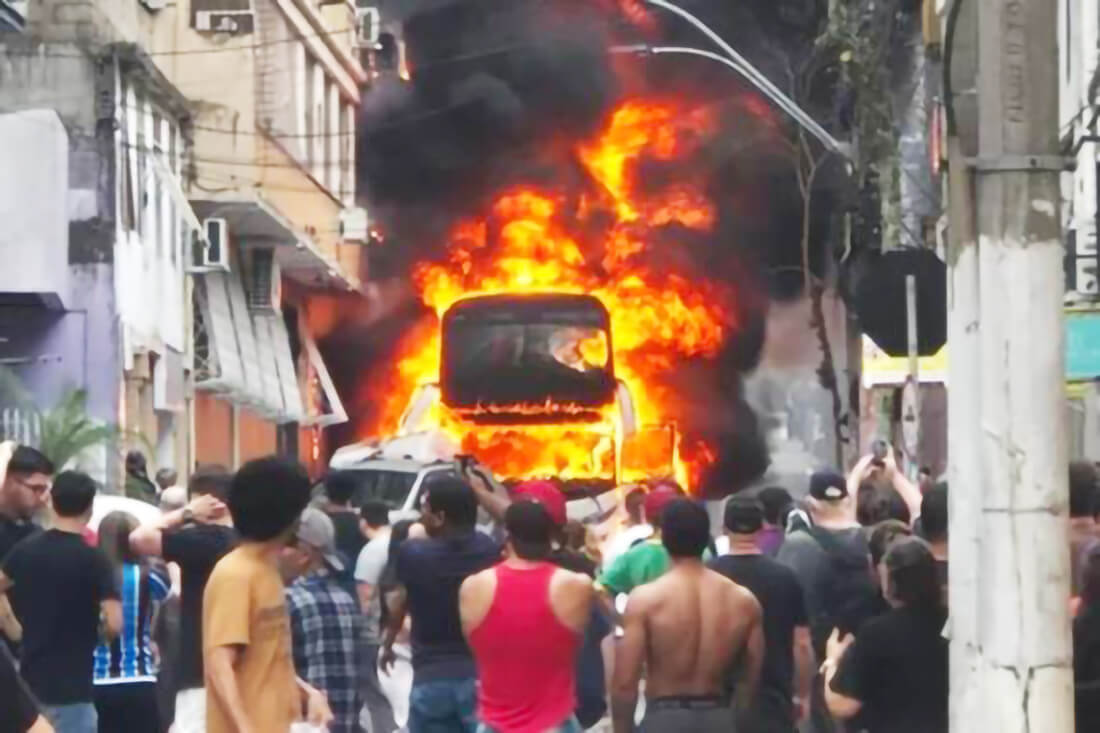 Capa Ônibus com estudantes pega fogo após falha de freio e atinge dez carros em Porto Alegre