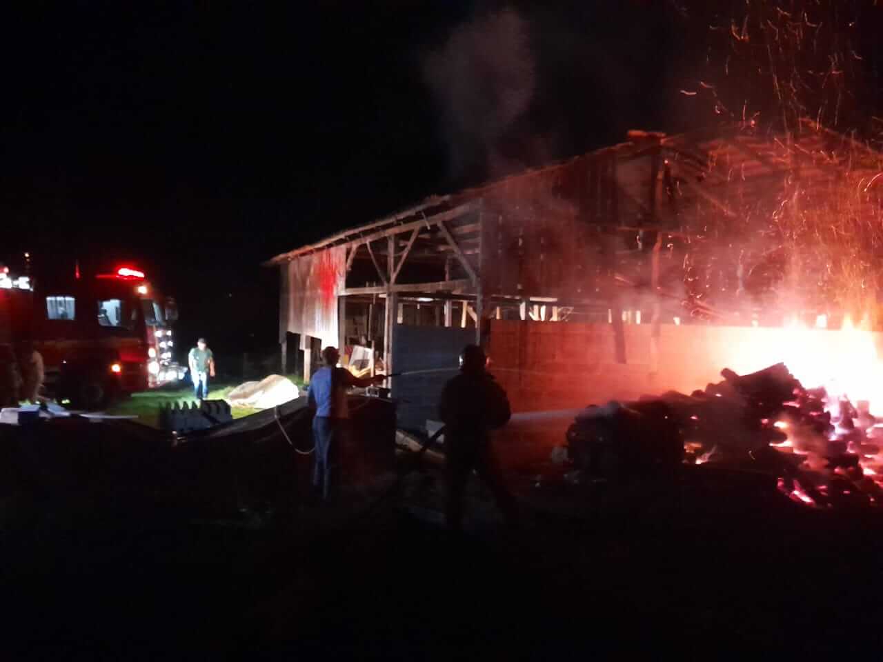 Capa Galpão é atingido por incêndio no interior de Três Passos