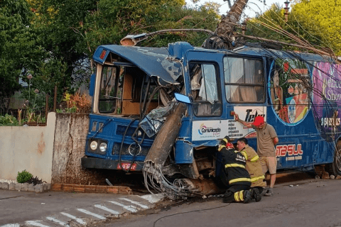 Capa Condutor fica ferido ao perder controle de ônibus e colidir contra poste em Novo Barreiro