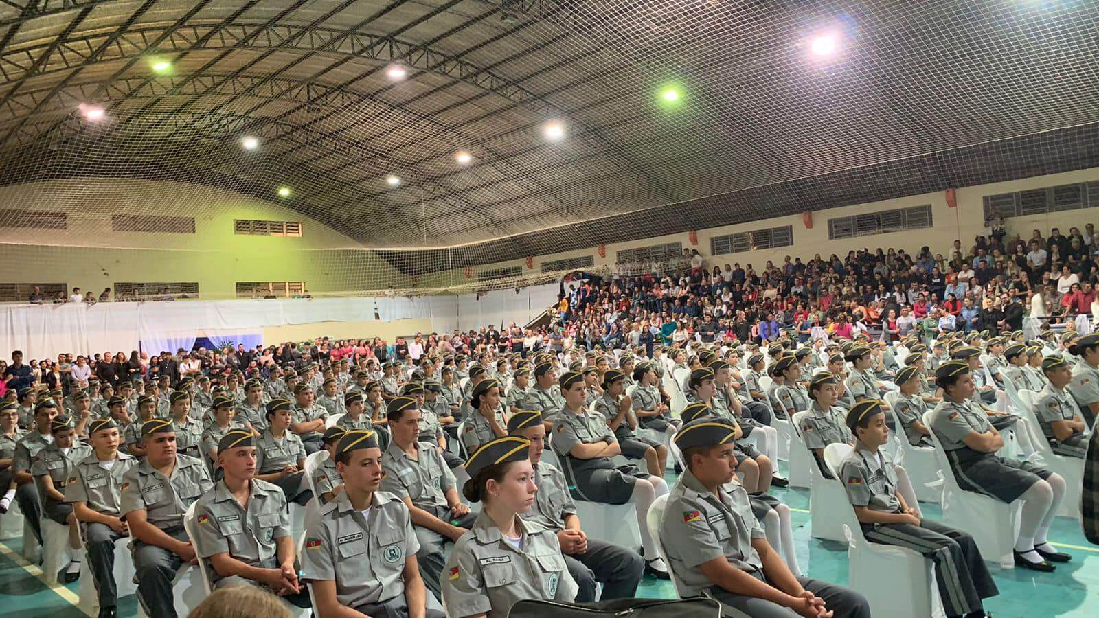 Capa Ato em Vicente Dutra formaliza entrega de Casquetes aos alunos da Escola Cívico-Militar