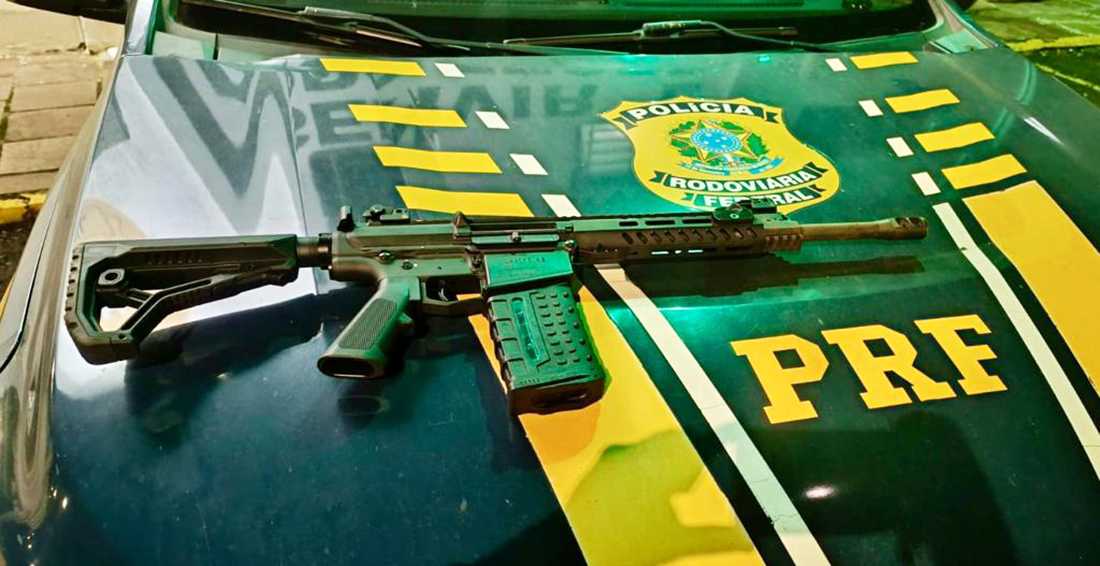 Capa PRF prende homem transportando um fuzil em ônibus de linha