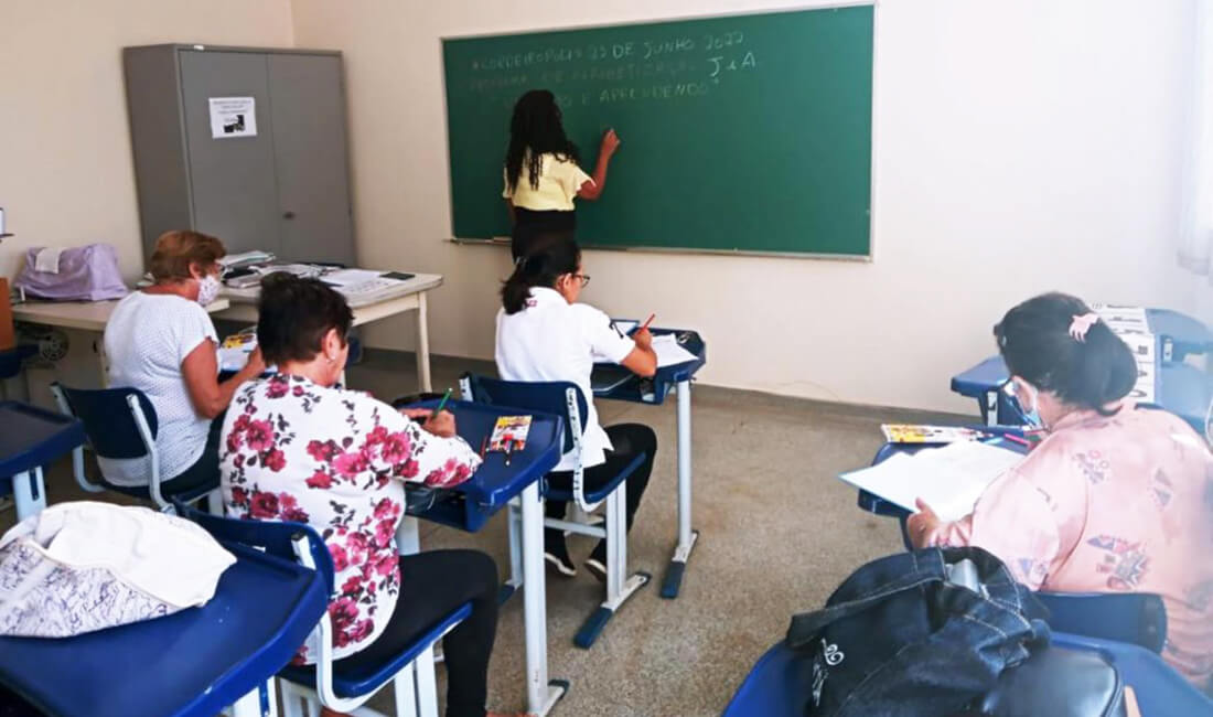 Capa Projeto prevê auxílio financeiro a municípios para alfabetização de idosos