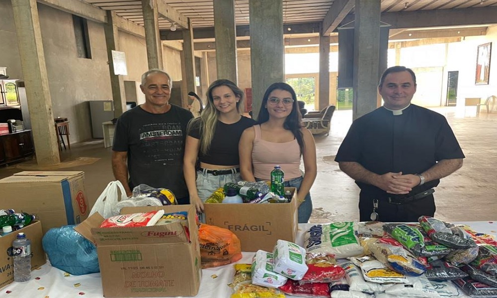 Capa URI/FW entrega doações a entidades filantrópicas da região