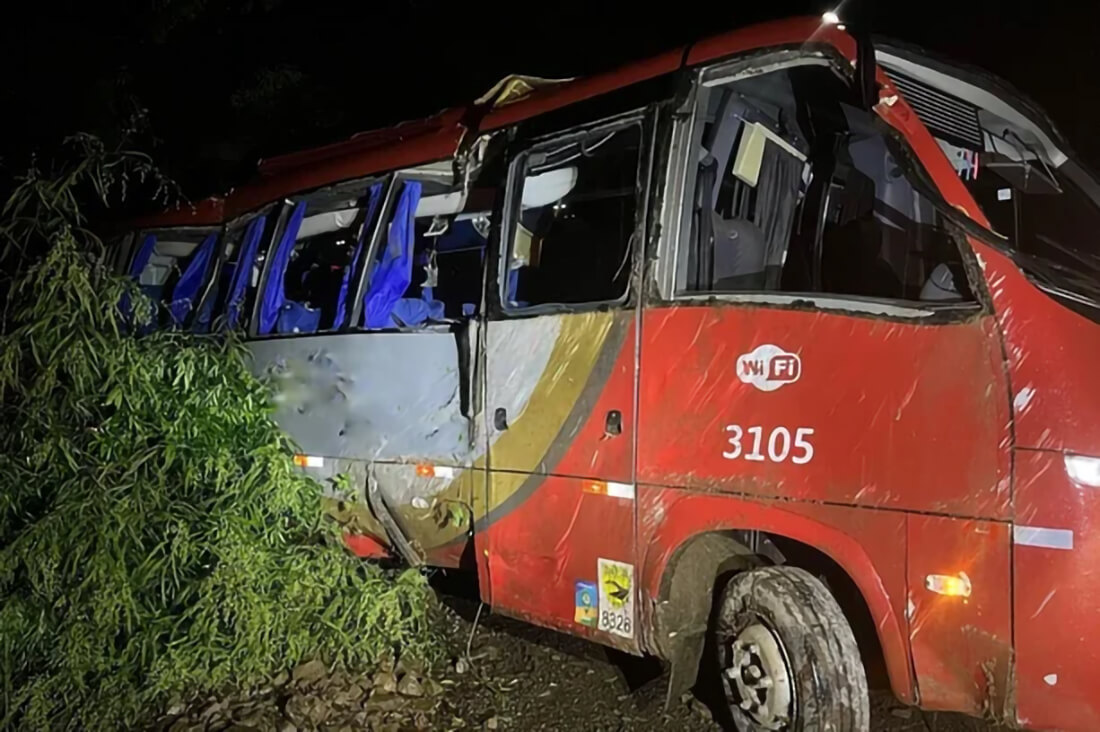 Capa Três pessoas ficam feridas após tombamento de micro-ônibus em Casca