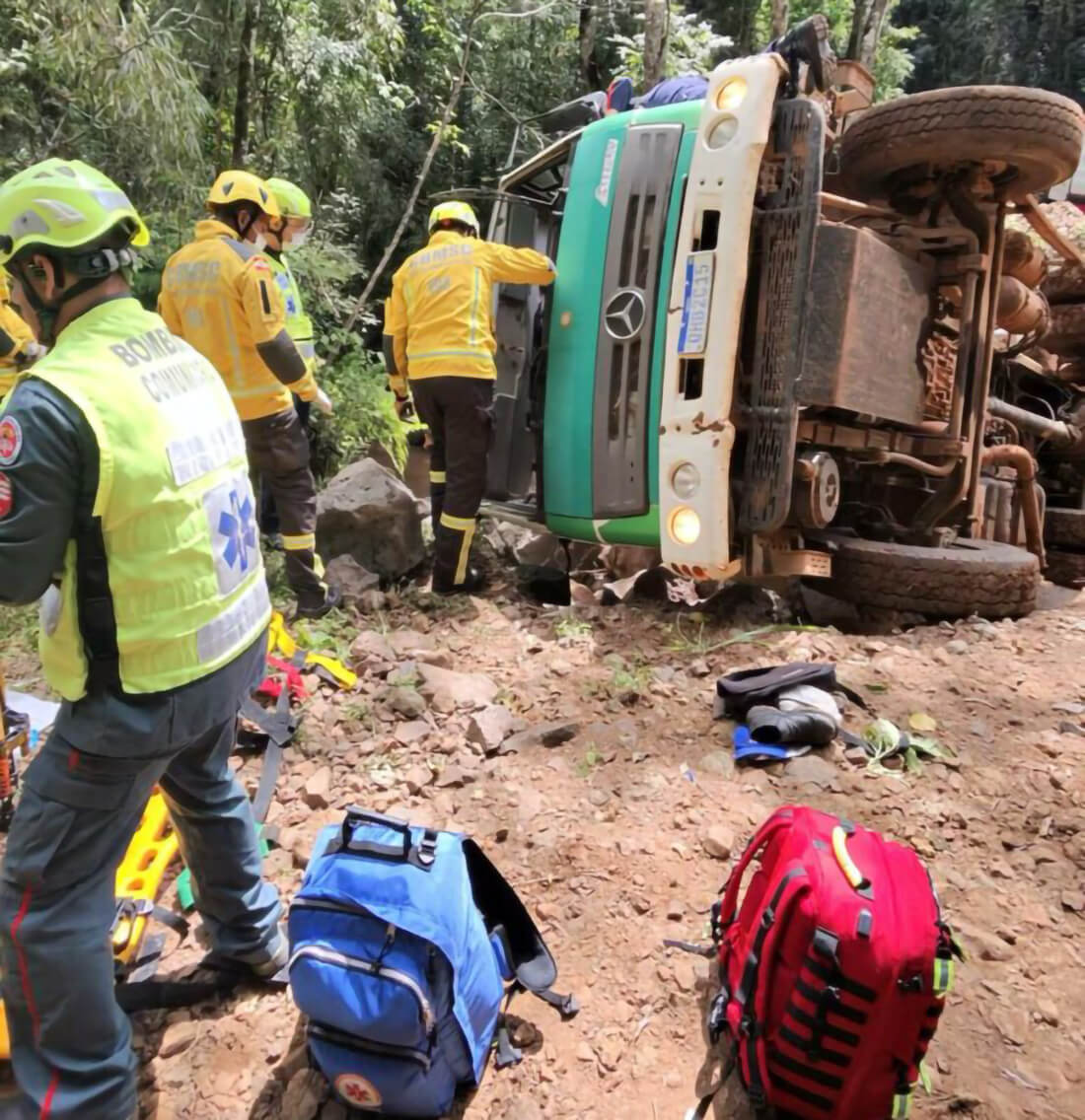 Capa Resgate aéreo e terrestre mobiliza equipes após tombamento de caminhão em Xanxerê
