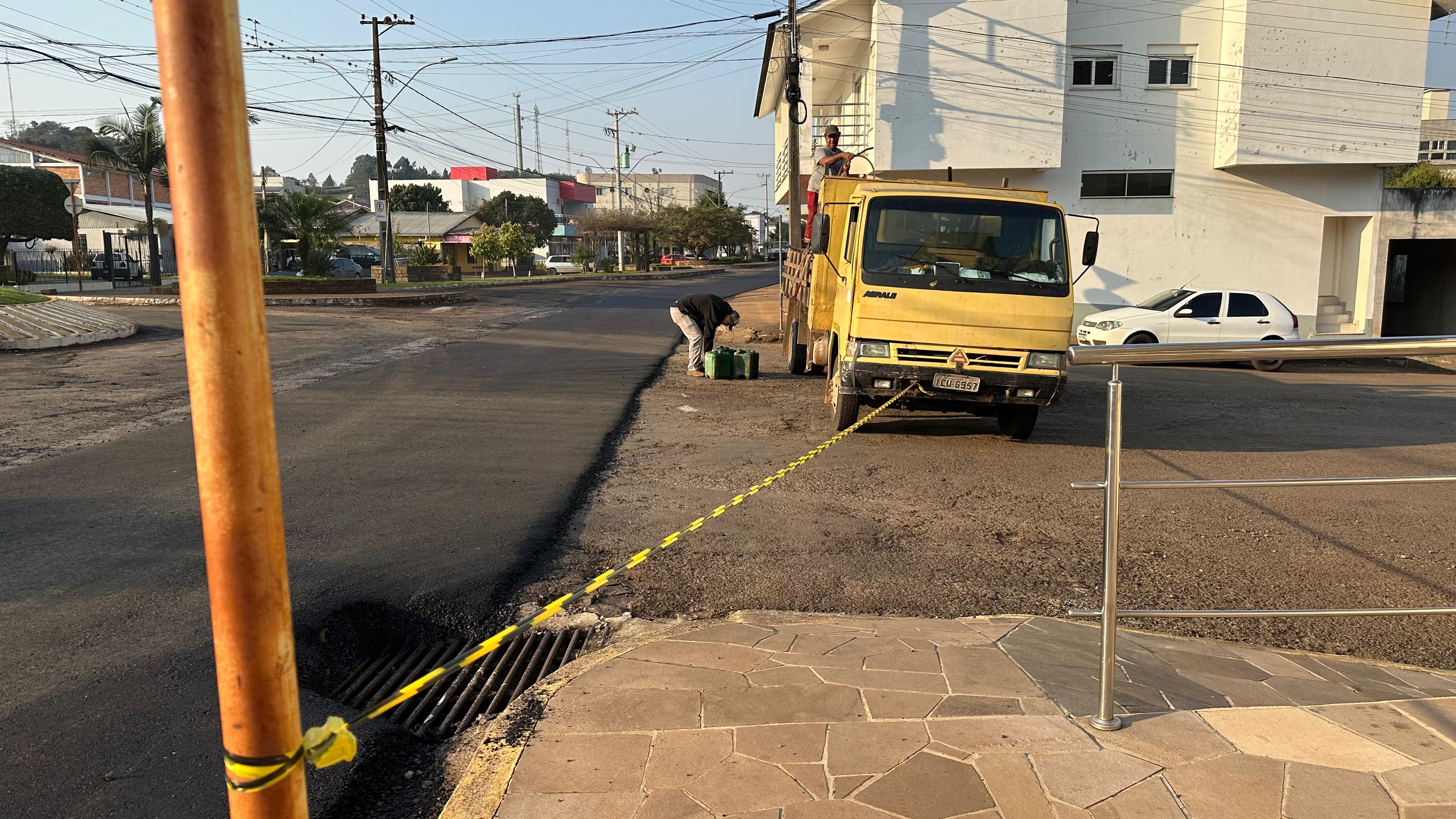 Capa Obras de Asfalto em Planalto: Avenida Duque de Caxias temporariamente bloqueada