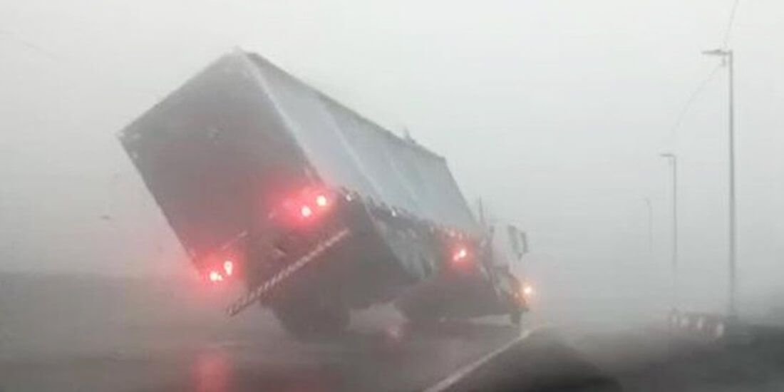 Capa Caminhão tomba na nova ponte do Guaíba durante temporal em Porto Alegre