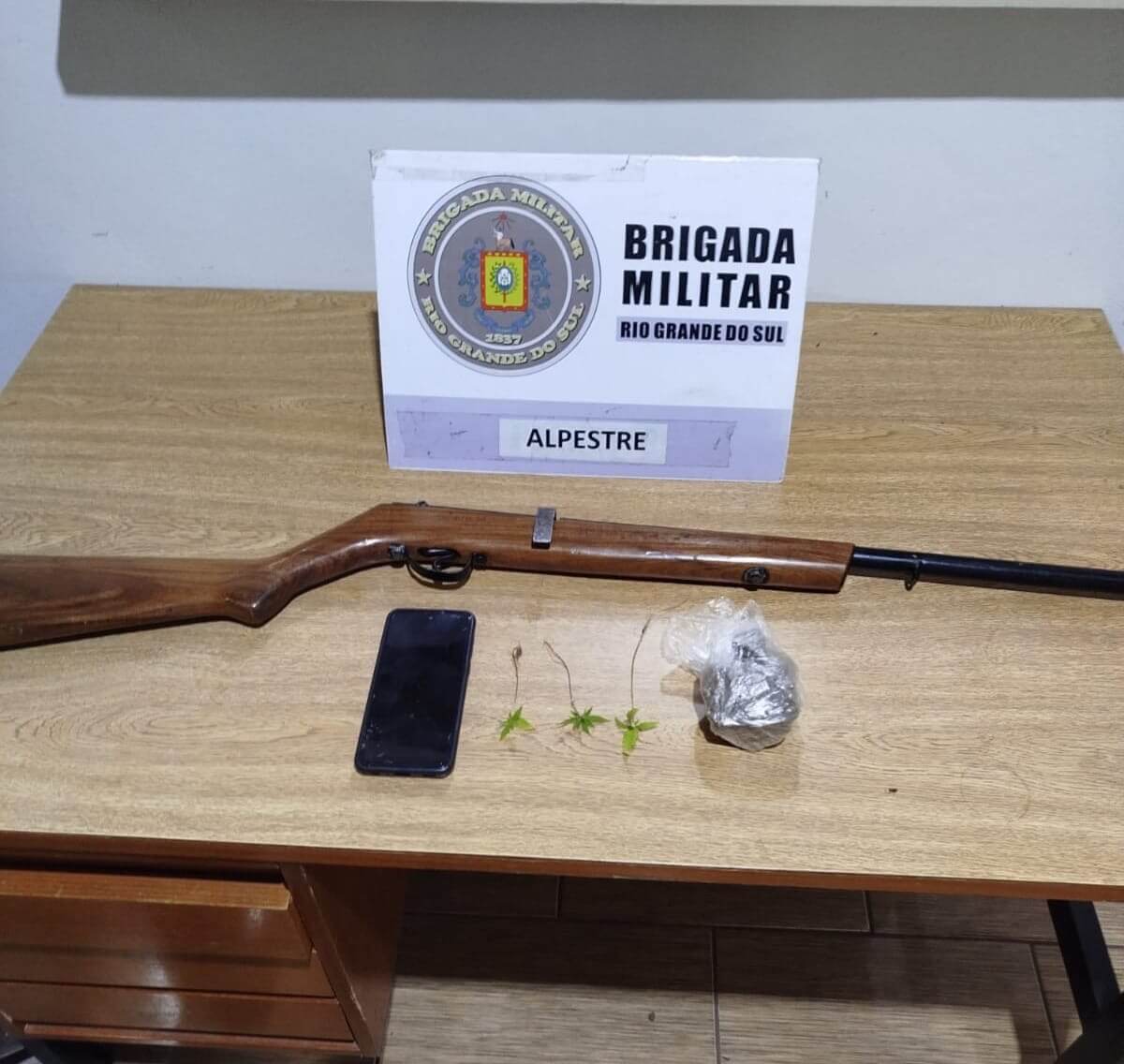 Capa Homem é preso por violência doméstica, porte de arma e tráfico em Alpestre