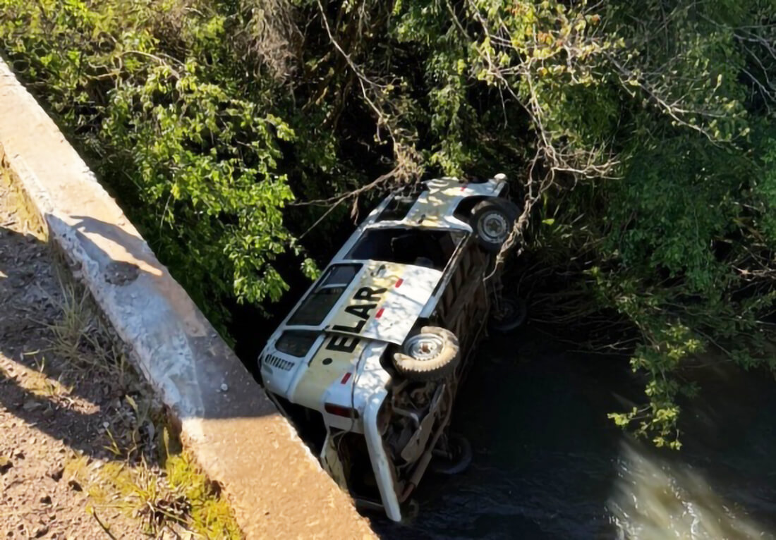 Capa Kombi escolar com nove crianças cai em rio no interior de Santa Catarina