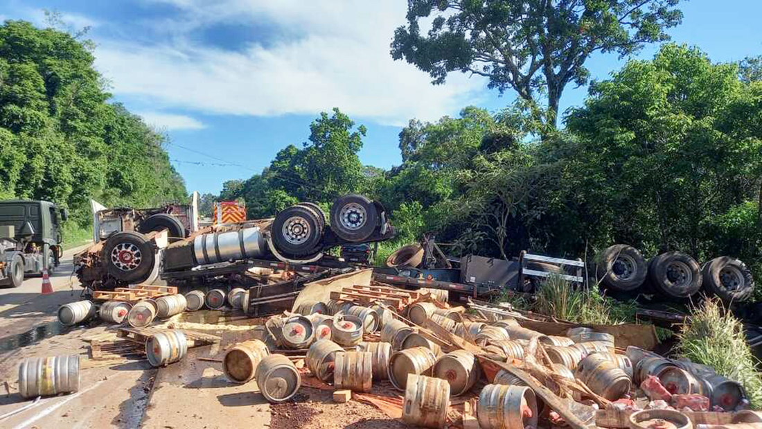 Capa Barris de chopp ficam espalhados na pista após acidente no Oeste de SC