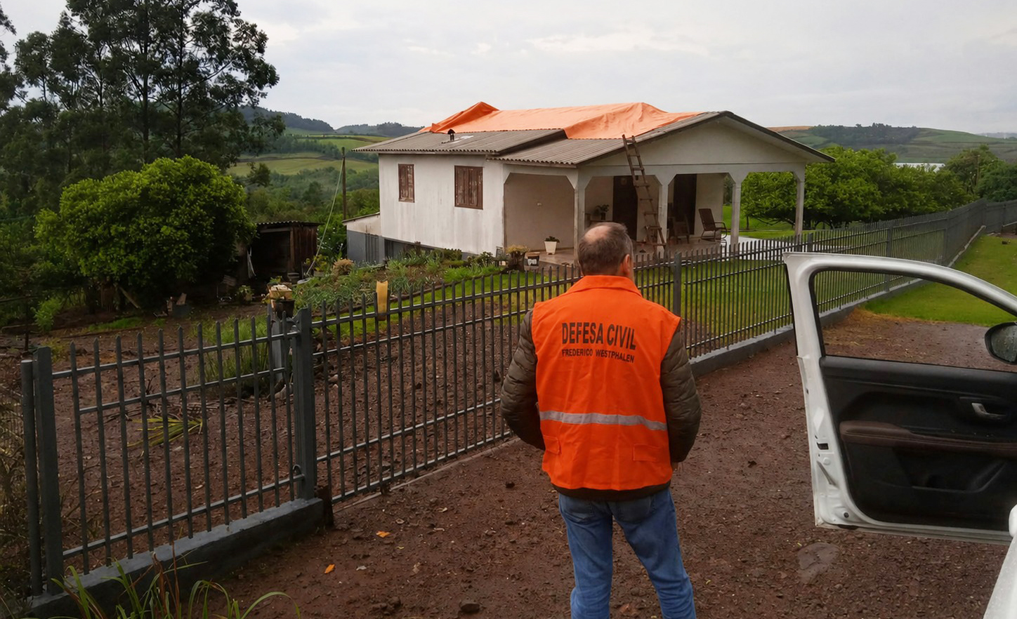 Capa Defesa Civil de Frederico Westphalen atende famílias atingidas por granizo