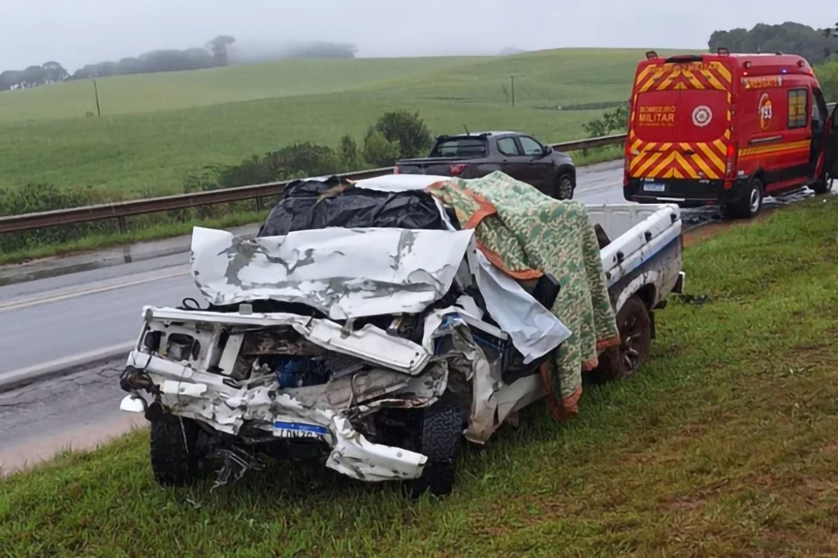 Capa Idoso morre em colisão frontal entre caminhonete e carreta no Norte do RS