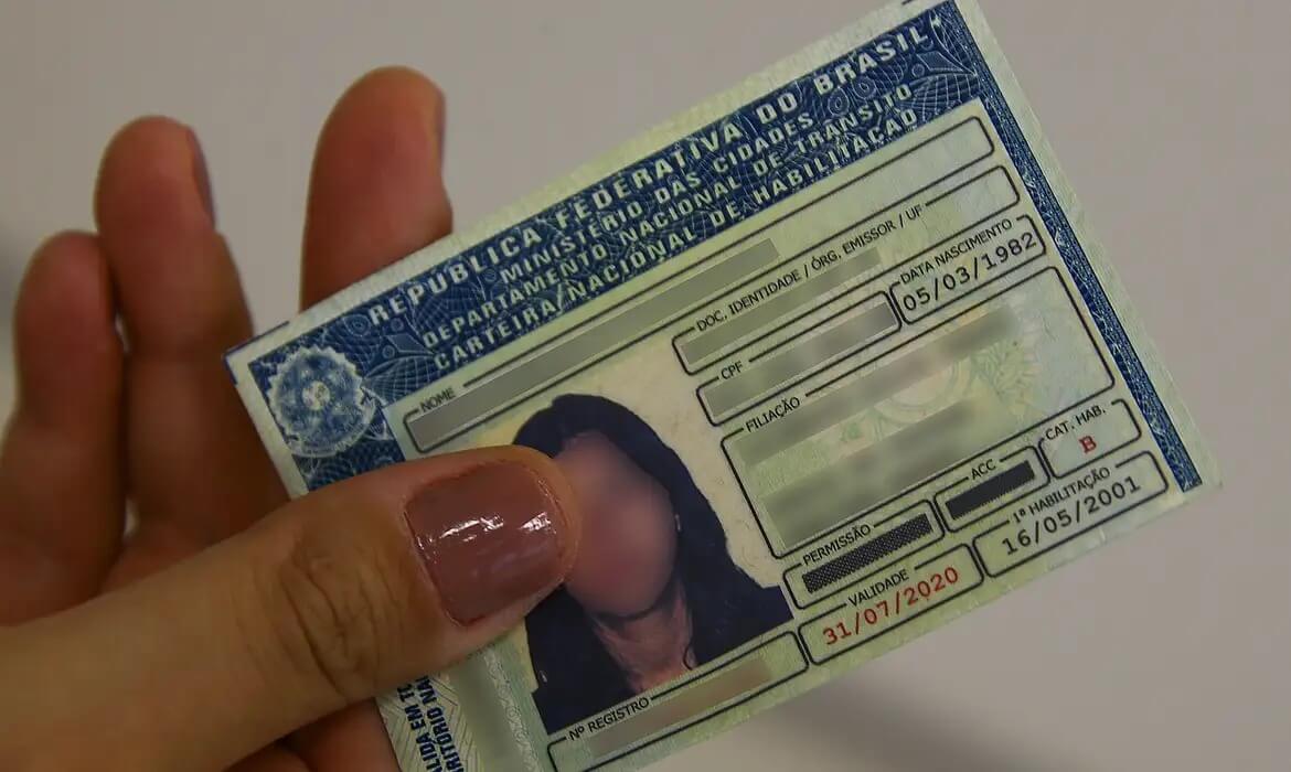 Capa Começa a funcionar a renovação automática da CNH