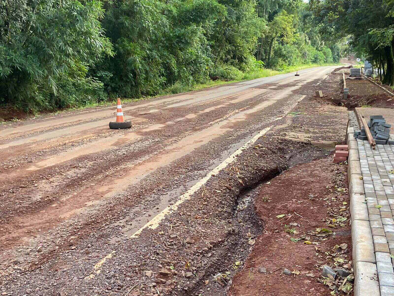 Capa ERS 585: Pedras e rejeitos na pista próximo à Indústria de Massas