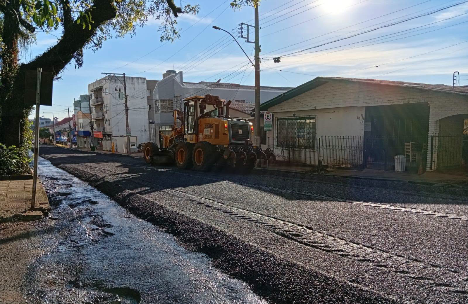 Capa Obras de recapeamento são executadas na Avenida Miguel Couto em Frederico Westphalen