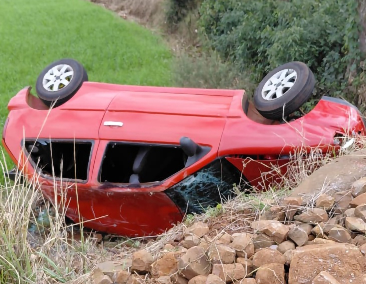 Capa Automóvel capota e cai em barranco na rodovia ERS-518 entre os municípios de Braga e Campo Novo