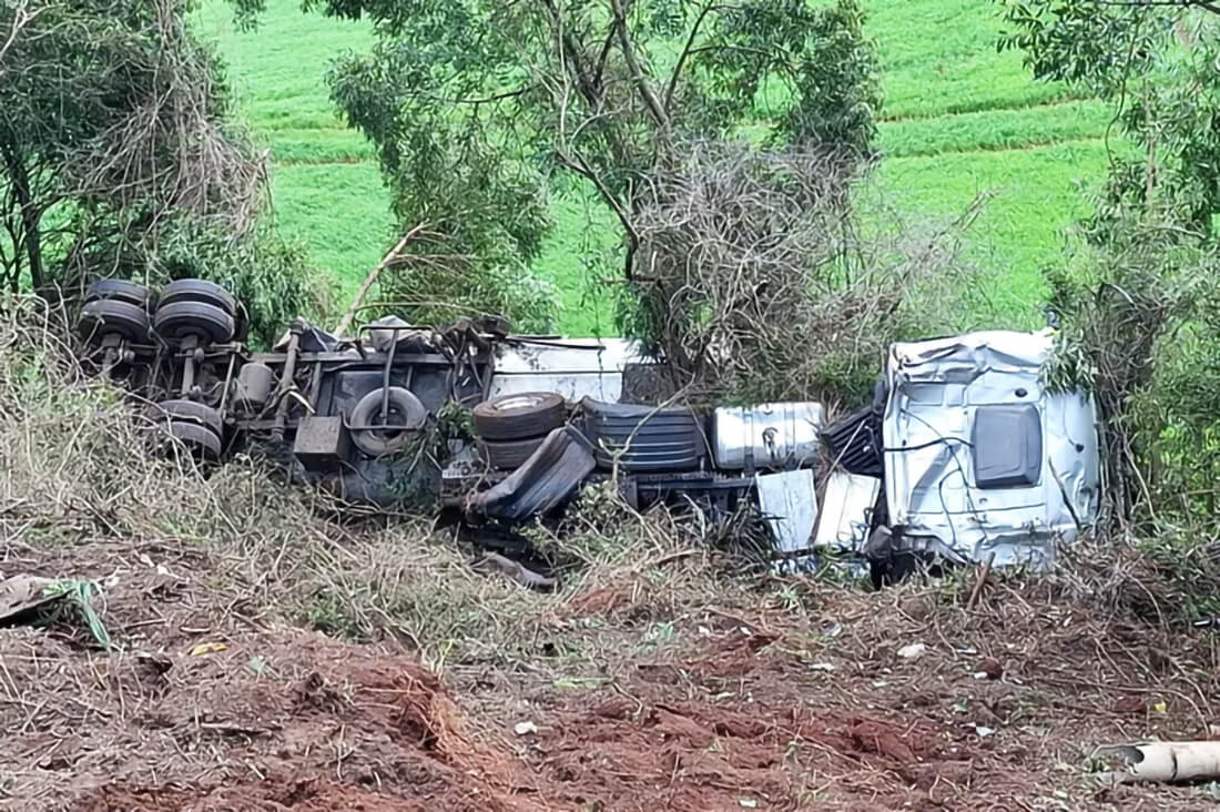 Capa Carreta com biodiesel tomba na ERS-342 e bloqueia rodovia