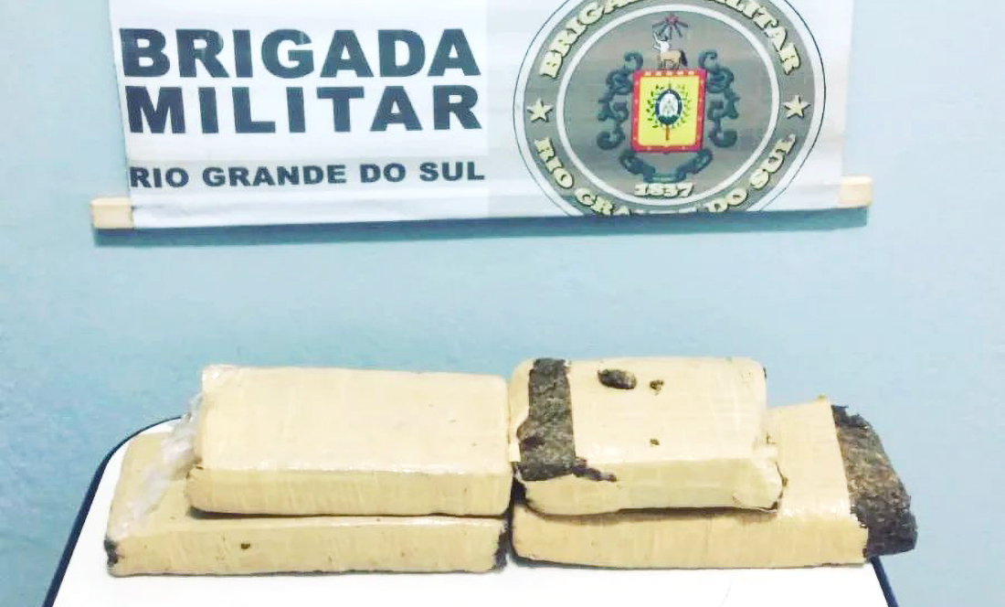 Capa Brigada Militar prende um homem e apreende menor de idade pelo crime de tráfico de drogas