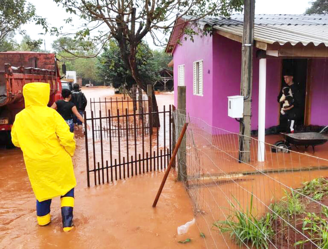 Capa Rios transbordam e famílias estão sendo retiradas de suas residências em Coronel Bicaco