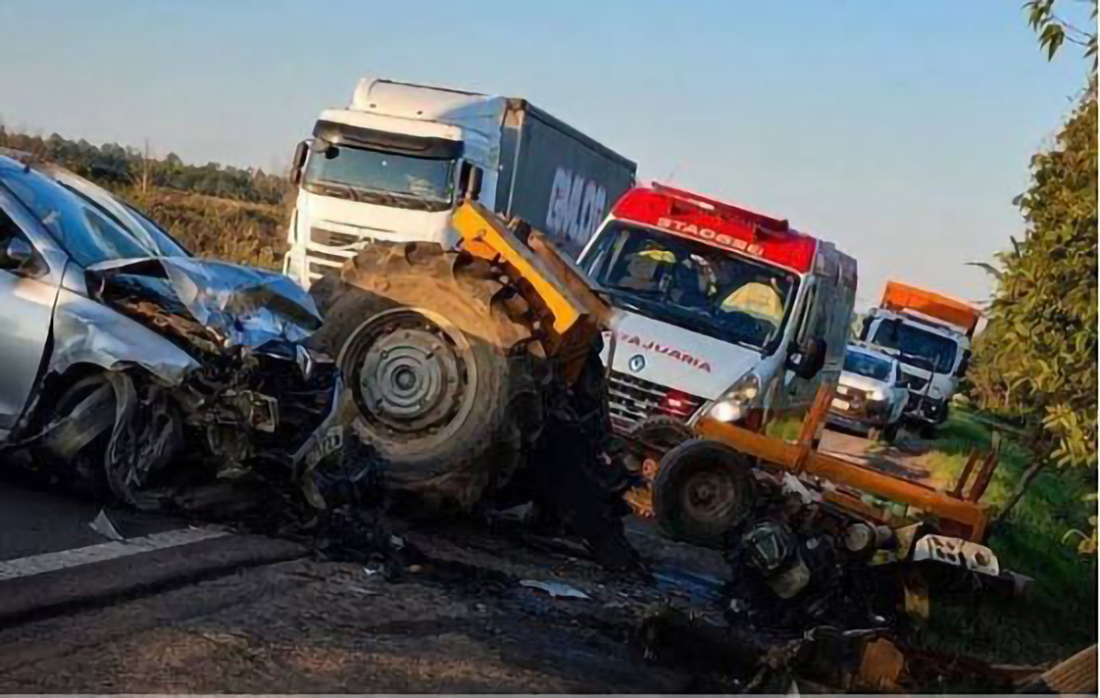 Capa Trator agrícola parte ao meio após grave acidente na RSC-287