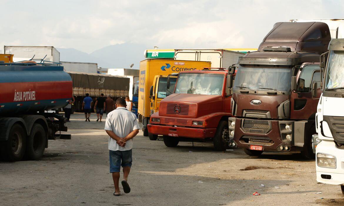 Capa Última parcela dos auxílios Caminhoneiro e Taxista é paga