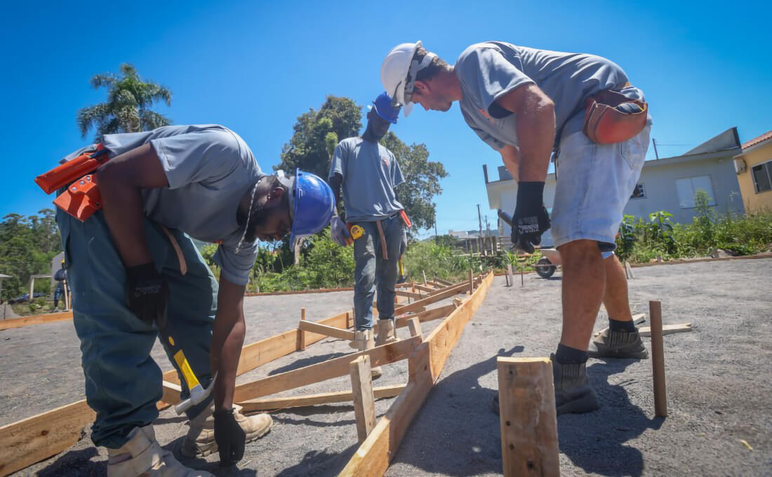 Capa Começam a ser construídas as primeiras casas definitivas para atingidos por enchentes no RS
