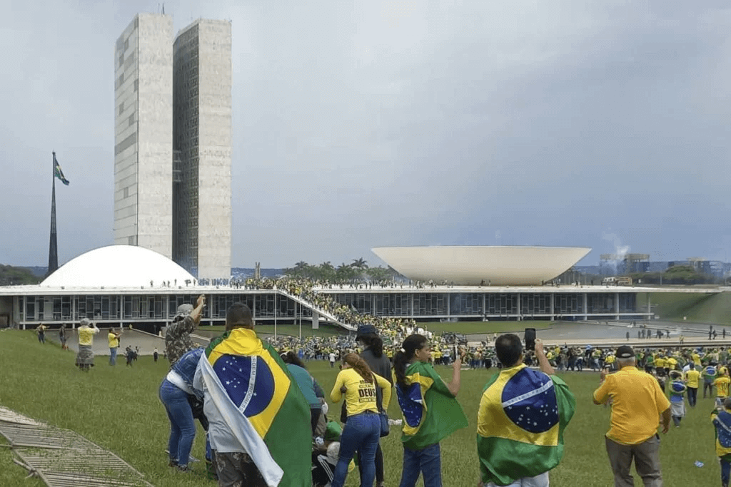 Capa Brasília: atos de vandalismo marcam protestos na capital do Brasil