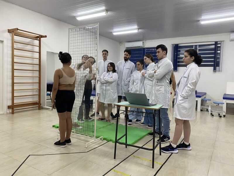 Capa Fisioterapia promove aula prática sobre desvios posturais na infância e adolescência