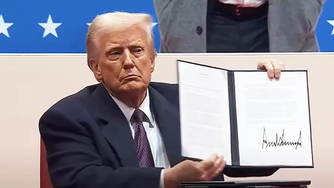 Capa Trump assina decreto que impõe tarifa de 50% ao Brasil