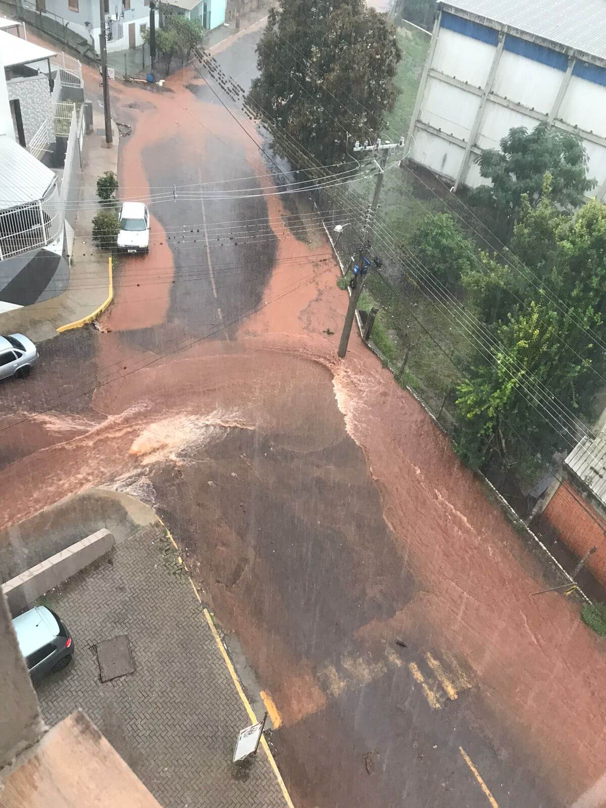 Capa Forte chuva acumula água nas ruas de Frederico Westphalen