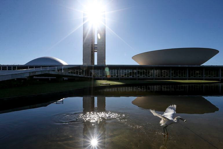 Capa Congresso articula para aumentar salários dos parlamentares