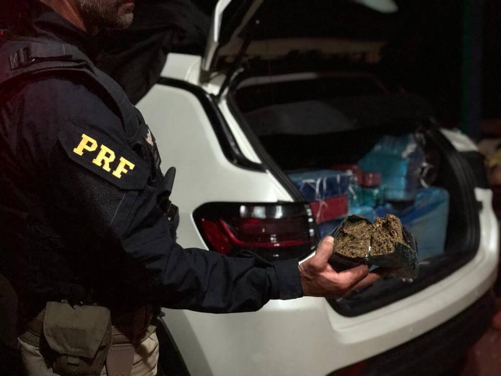 Capa PRF prende casal de irmãos com quase 300 quilos de maconha em Passo Fundo