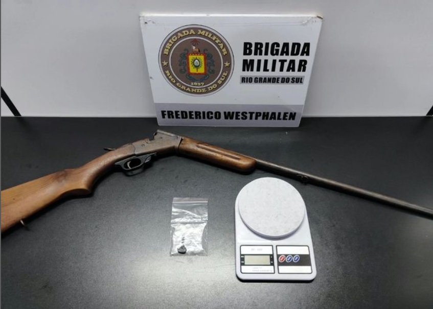 Capa BM prende homem por tráfico de drogas e posse arma de fogo em Ametista do Sul
