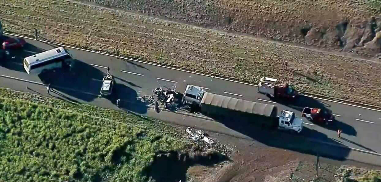 Capa Colisão entre van e caminhão deixa cinco mortos e 11 feridos na BR-020