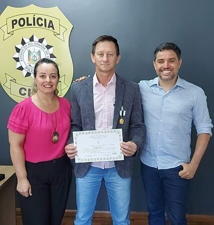 Capa Policial Civil da região recebe medalha de Serviço Policial delegado Plínio Brasil Milano