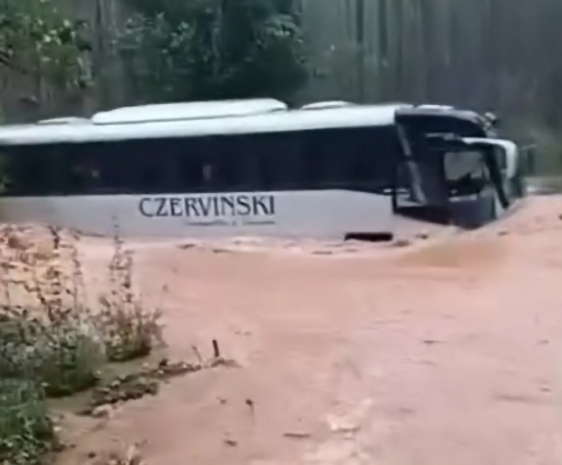 Capa Ônibus de transporte de trabalhadores é arrastado por enxurrada durante temporal no Norte do RS