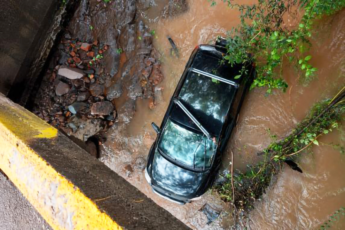Capa Motorista perde o controle de automóvel e cai em riacho em Ijuí
