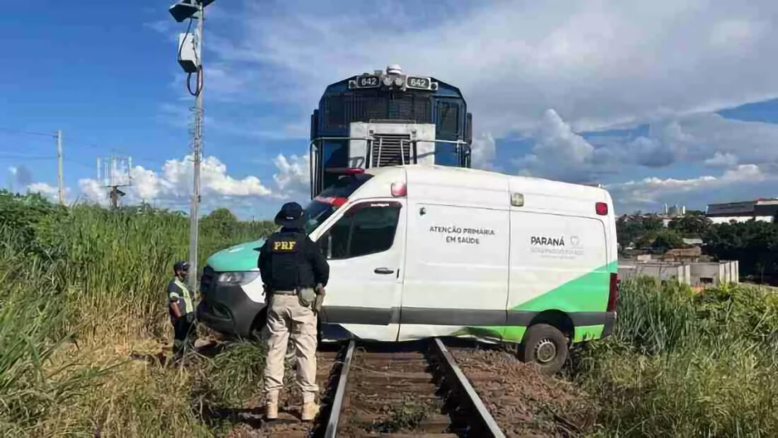 Capa Ambulância é atingida por trem e arrastada no Paraná