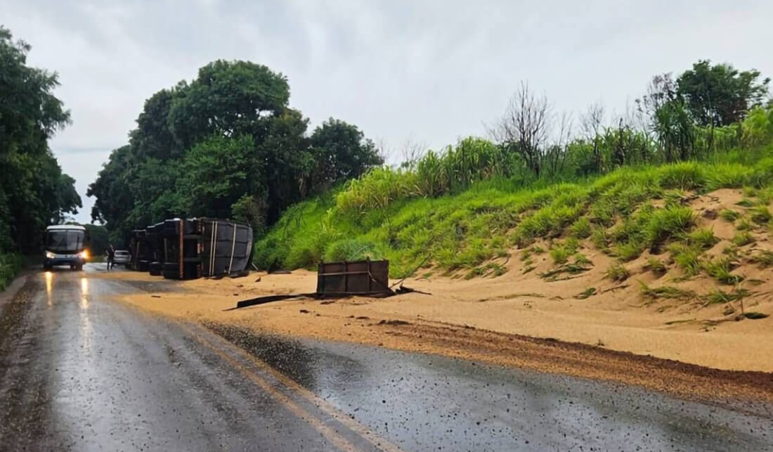 Capa Caminhão carregado de milho tomba na ERS-330 entre Miraguaí e Redentora