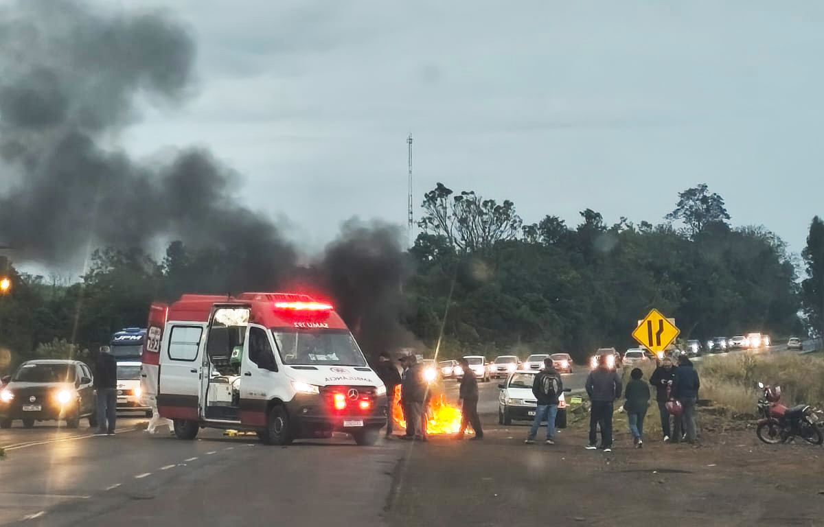Capa Motocicleta incendeia após acidente com veículo na BR-386 em Frederico Westphalen