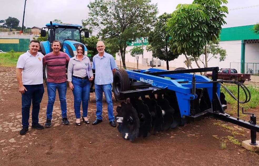 Capa Administração de Três Passos adquire grade aradora para fortalecer agricultura