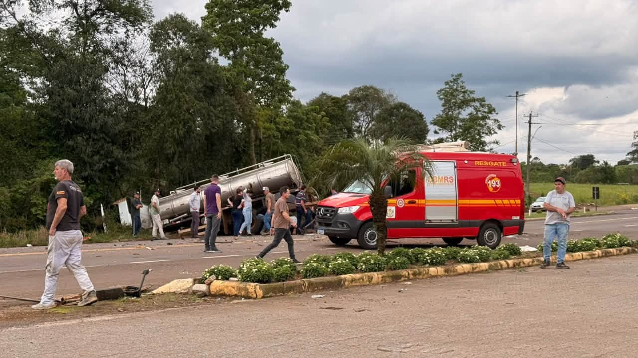 Capa Acidente entre três caminhões deixa dois motoristas feridos na ERS-404
