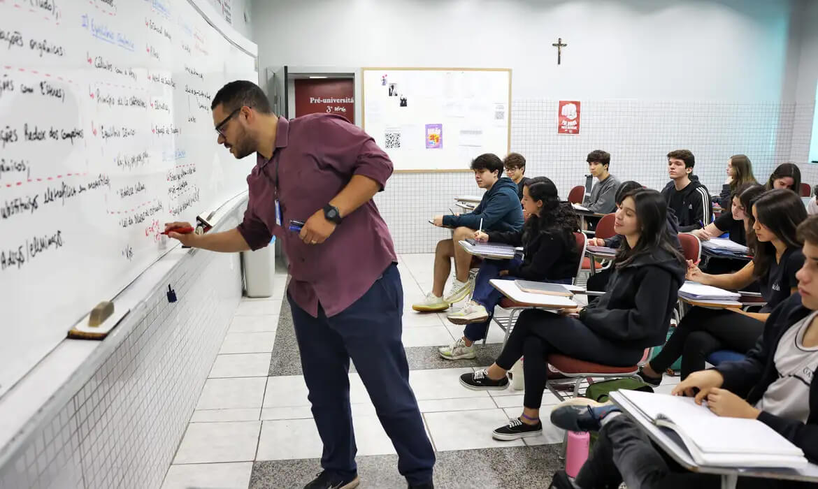 Capa Governador Eduardo Leite sanciona reajuste de 5,4% retroativo a janeiro sobre o piso do magistério estadual