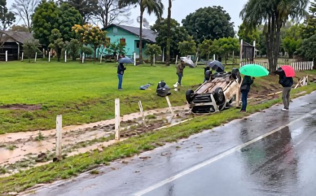 Capa Carro capota na RSC-472 após saída de pista em Três Passos
