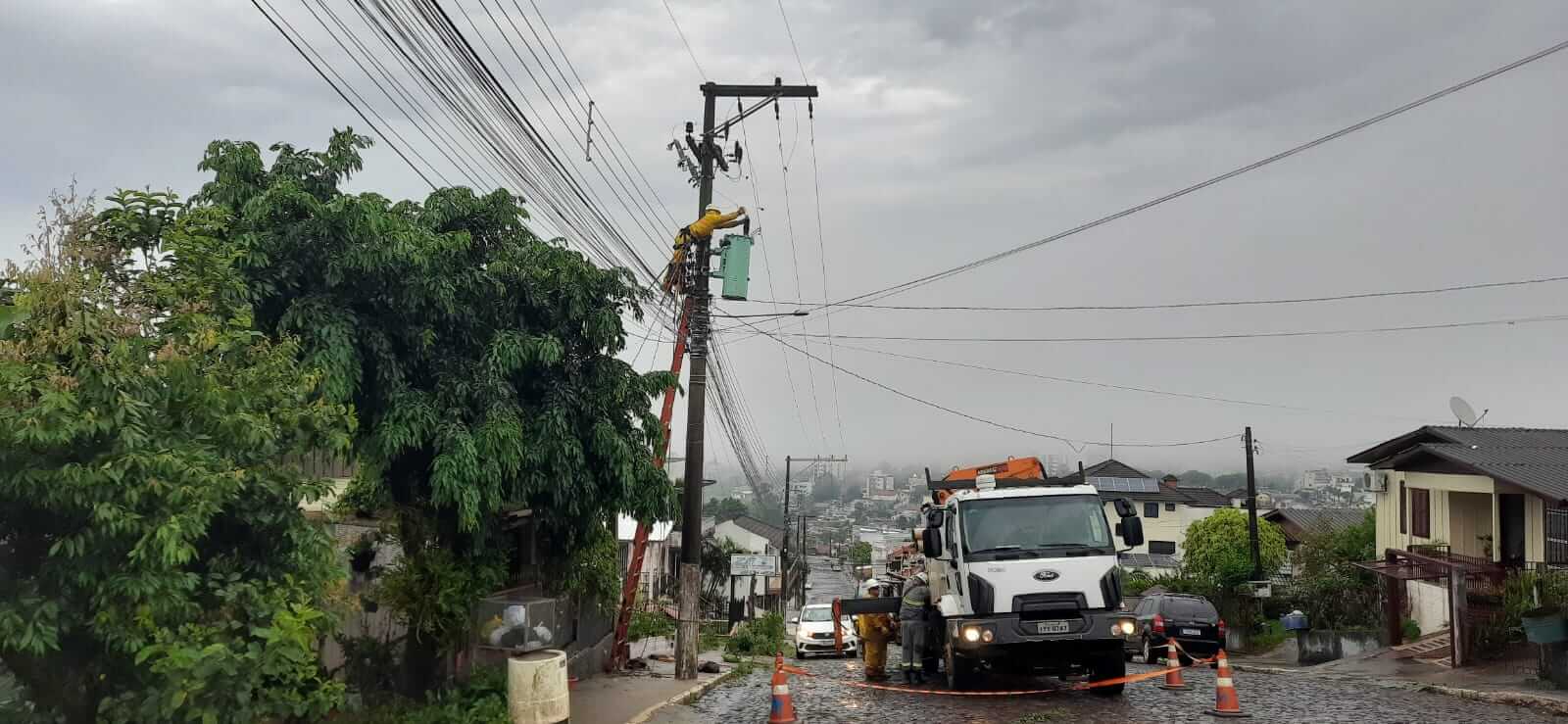 Capa RGE orienta consumidores que ainda estão sem energia elétrica