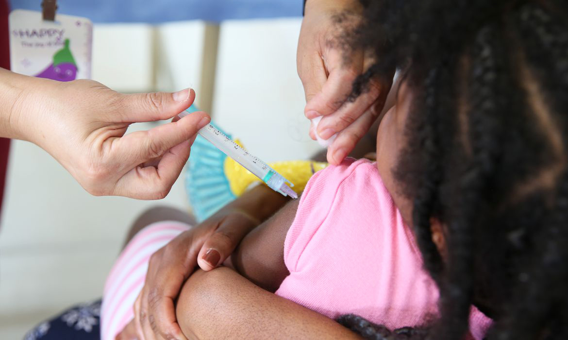 Capa Cobertura vacinal de crianças aumenta após queda durante pandemia