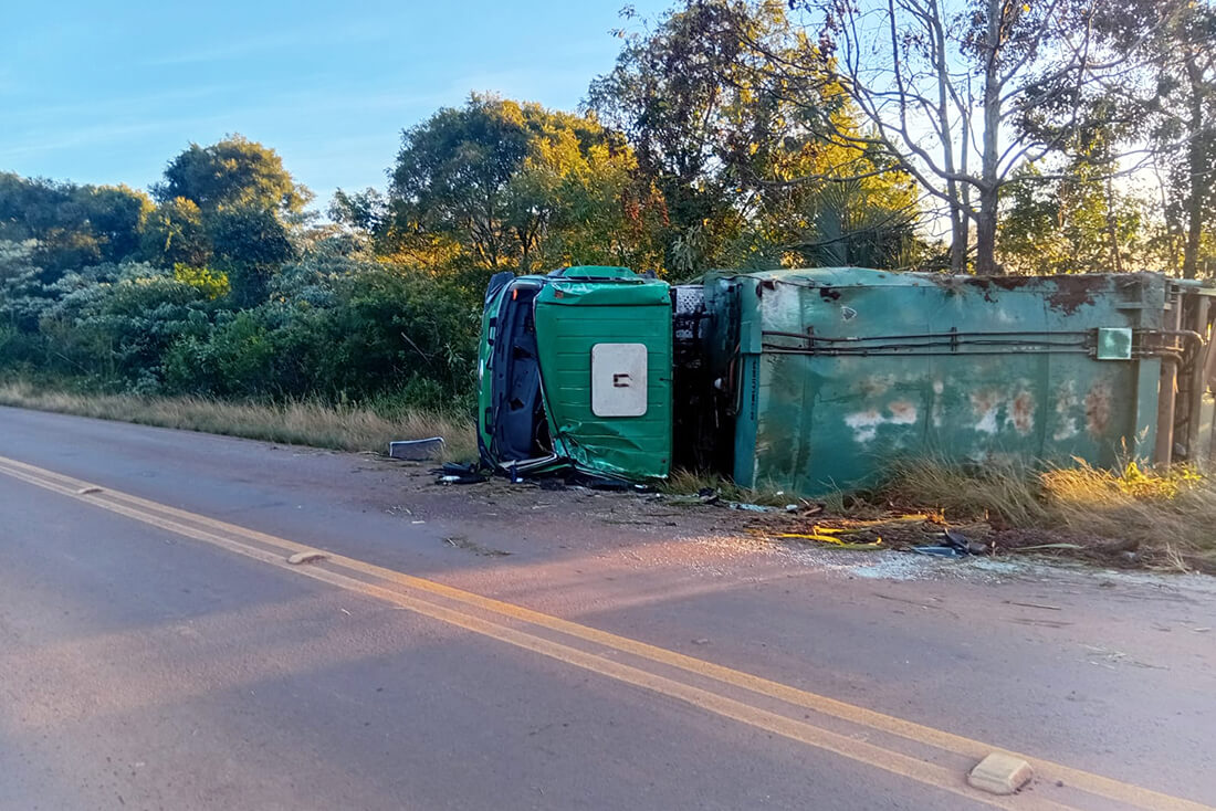 Capa Caminhão carregado de resíduos tomba na ERS-324 em Três Palmeiras