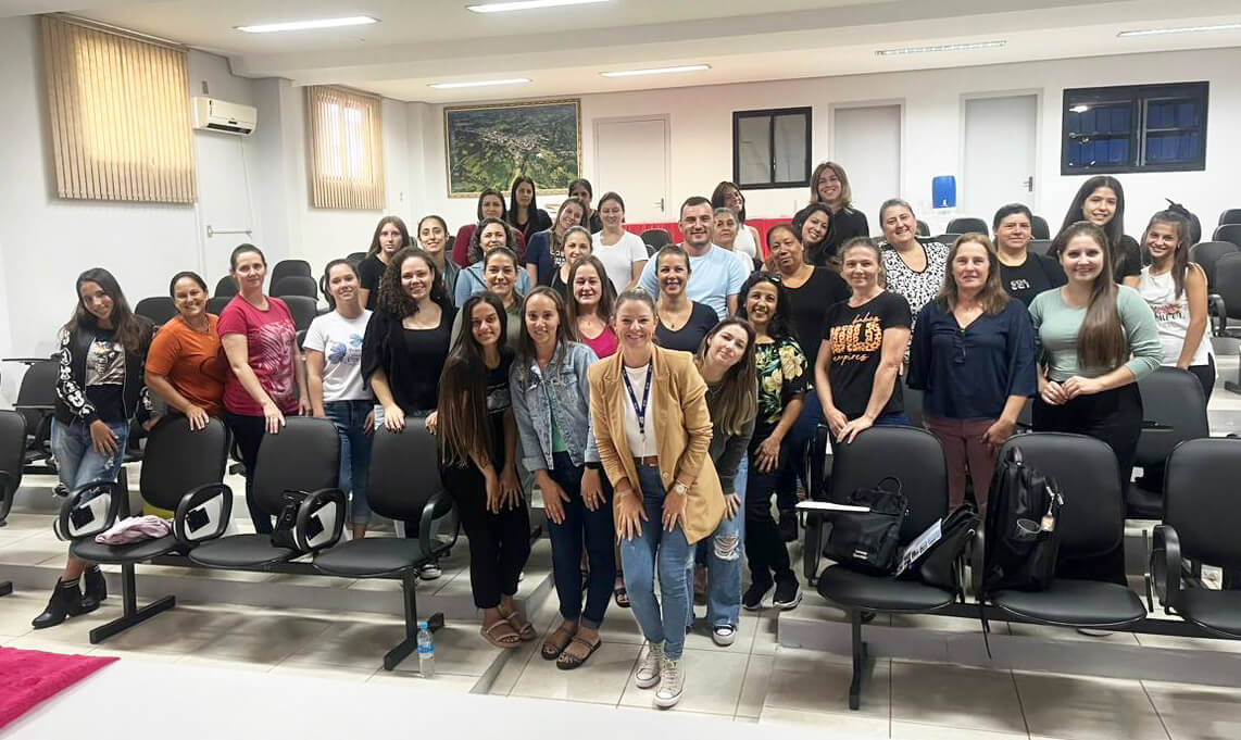 Capa URI/FW realiza formação para monitores escolares em Ametista do Sul