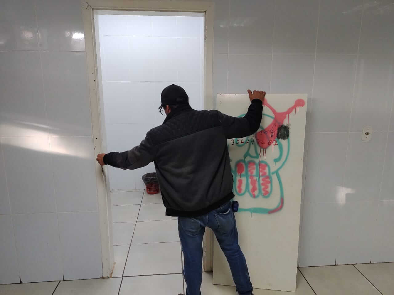 Capa Administração de Frederico Westphalen inicia restauração de banheiro público após vandalismo