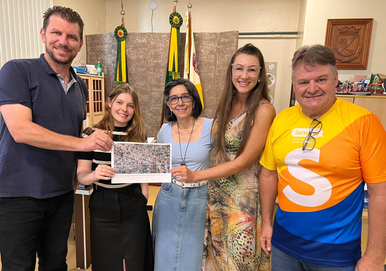 Capa Administração de Três Passos discute viabilidade de estacionamento rotativo com entidades